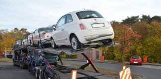 Polizei zieht Autotransporter aus dem Verkehr.