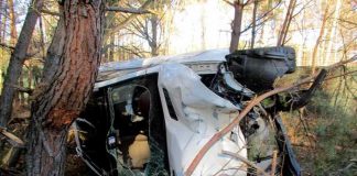 Nachdem er eine Straßenlaterne, ein Verkehrszeichen, zwei Verteilerkästen und einen Zaun "umgemäht" hatte, überschlug sich der Mercedes und blieb zwischen Bäumen auf der Seite liegen.