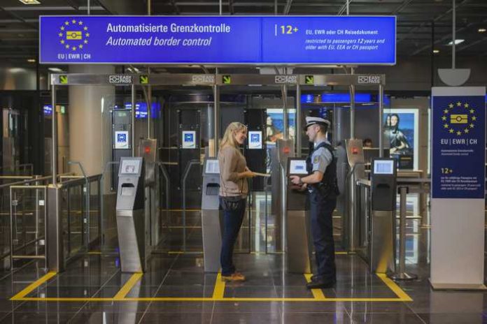 AB 13. November am Flughafen Frankfurt am Main automatisiertes Grenzkontrollsystem EasyPASS auch für Minderjährige ab 12 Jahren