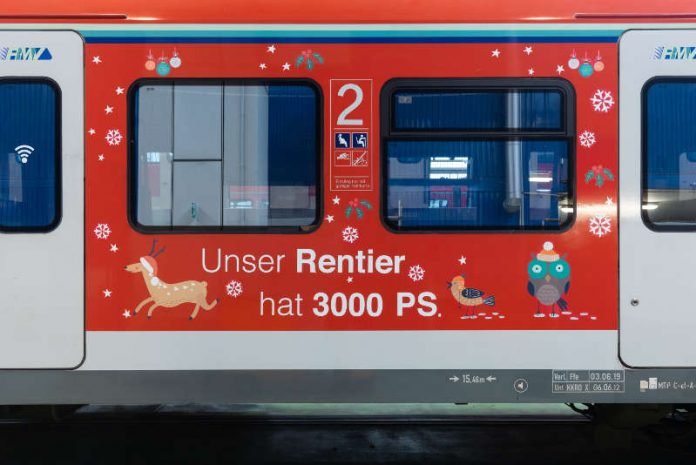 Festlich dekoriert. Die Weihnachts-S-Bahn 2018 (Quelle: RMV, DB AG/Andreas Varnhorn)