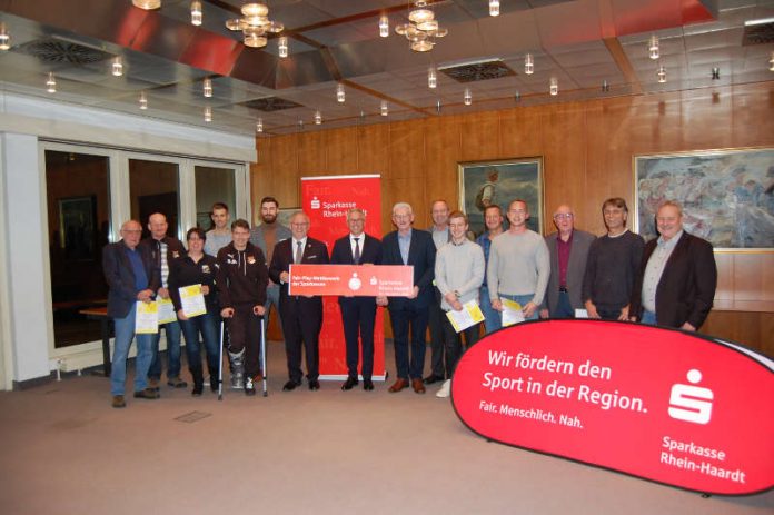 Preisverleihung an 11 Vereine im Rahmen des Fair-Play-Wettbewerbs (Foto: Sparkasse Rhein-Haardt)