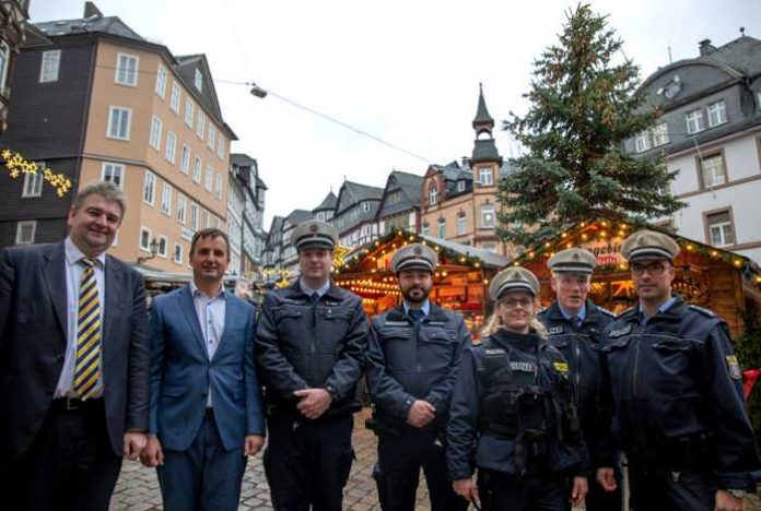 Links nach rechts: Bürgermeister Wieland Stötzel,Kriminaldirektor Koch, zwei Bedienstete des Ordnungsamtes, POK´ in Naumann, Heinz Frank, Leiter der Pst. Marburg, sowie POK Ruppersberg