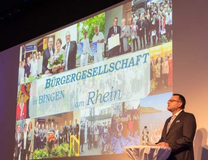 Oberbürgermeister Thomas Feser bei seiner Rede. Er betonte hierbei, dass es auch maßgeblich die Menschen sind, die die Stadt so liebens- und lebenswert machen. Foto: Stadt Bingen