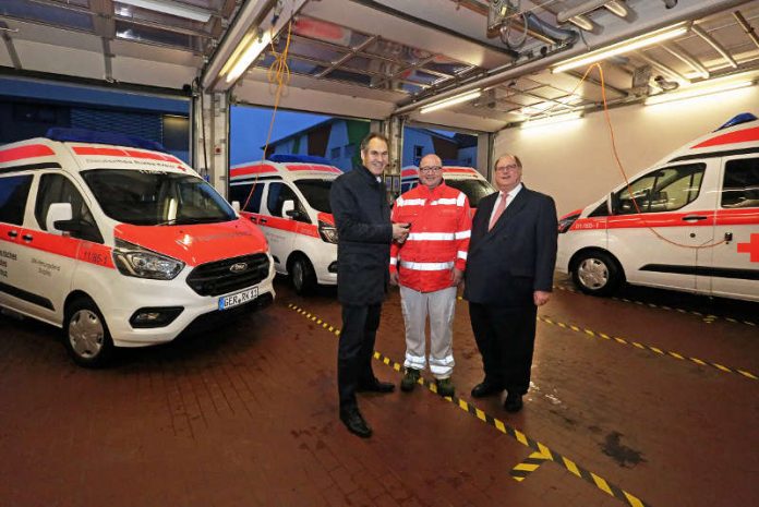 v.l.: Landrat Dietmar Seefeldt, Leiter der Rettungswache Landau – Markus Stegner,   Geschäftsführer Bernd Fischer (Foto: DRK)