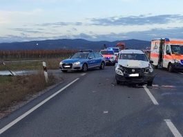 Der Dacia prallte gegen das Heck des Anhängers (Foto: Polizei RLP)