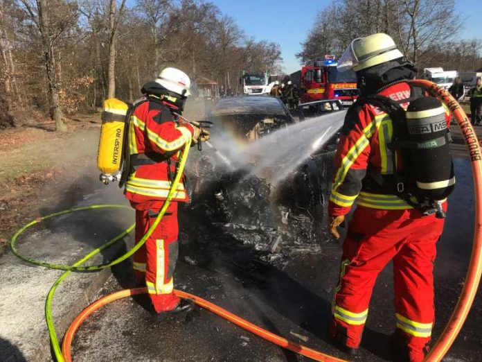 Artikel_PKW auf Autobahnparkplatz komplett ausgebrannt © Feuerwehr Bruchsal