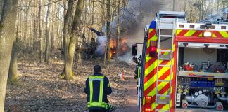 Ein Holzrückefahrzeug geriet in Brand (Foto: Feuerwehr Haßloch)