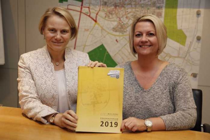 Bürgermeisterin Christiane Staab (li.) und Monika Wolk (Kämmerei) stellten die wesentlichen Punkte des Haushaltsplanentwurfs für 2019 im Gemeinderat vor (Fotos: Pfeifer)