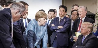 Bundeskanzlerin Angela Merkel, US-Präsident Donald Trump und weitere Regierungschefs beim informellen Gespräch auf dem G7-Gipfel (Foto: Jesco Denzel)