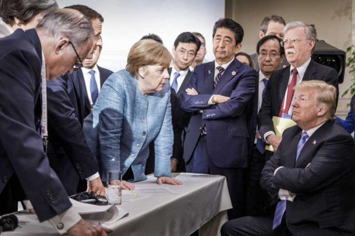 Bundeskanzlerin Angela Merkel, US-Präsident Donald Trump und weitere Regierungschefs beim informellen Gespräch auf dem G7-Gipfel (Foto: Jesco Denzel)