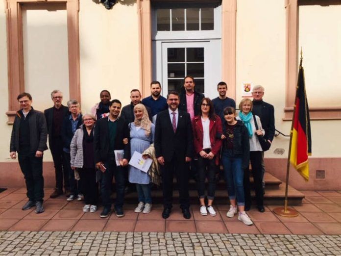 Gruppenfoto nach der Einbürgerung (Foto: Stadtverwaltung Neustadt)