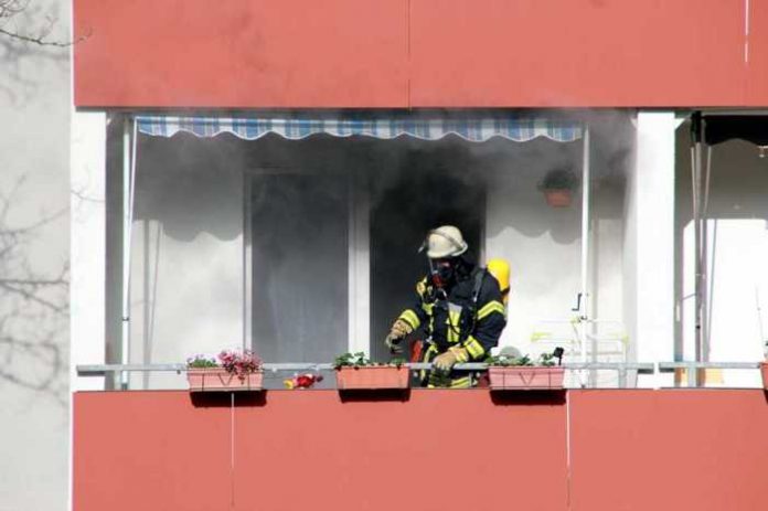 Symbolbild Feuerwehr, Brand, Wohnungsbrand, Rauch, Balkon © Jenkyll on Pixabay