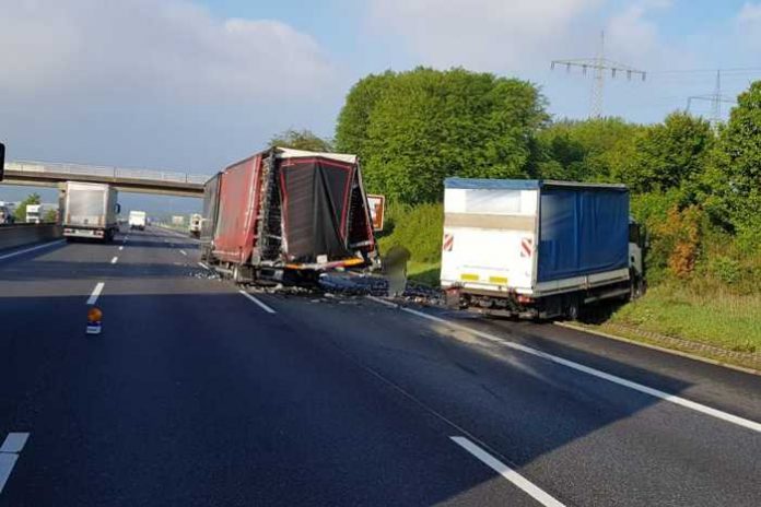 Landkreis Kassel-A7: Auffahrunfall von drei Lkw mit zwei Verletzten