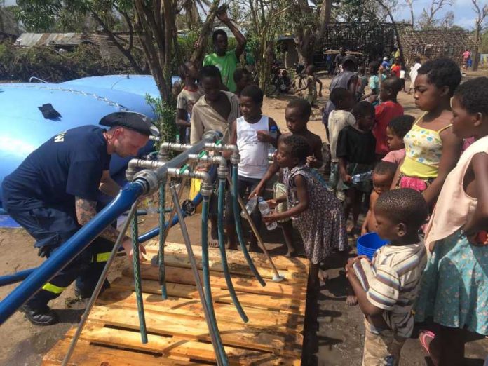 THW -SEEWA in Mosambic_Abgabe Trinkwasser in Nhangau © Joerg Eger