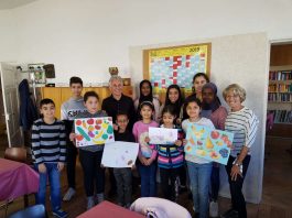 Die Kinder freuen sich über das neue Angebot und sagen Danke mit selbst gemalten Bildern. (Foto: Stadtverwaltung Neustadt)