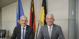 Innenminister Thomas Strobl (r.) und Dr. Patrick Rapp MdL unterzeichen den Vertrag. (Foto: Leif-Hendrik Piechowski)