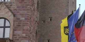 Bietet den Rahmen für die Konstituierung des neuen Bezirkstags Pfalz: das Hambacher Schlosses mit den Fahnen des Bezirksverbands Pfalz, von Europa sowie Deutschland (von links) (Foto: BV Pfalz)