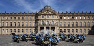 Übergabe der Polizeimotorräder vor dem Neuen Schloss (Foto: Steffen Schmid)