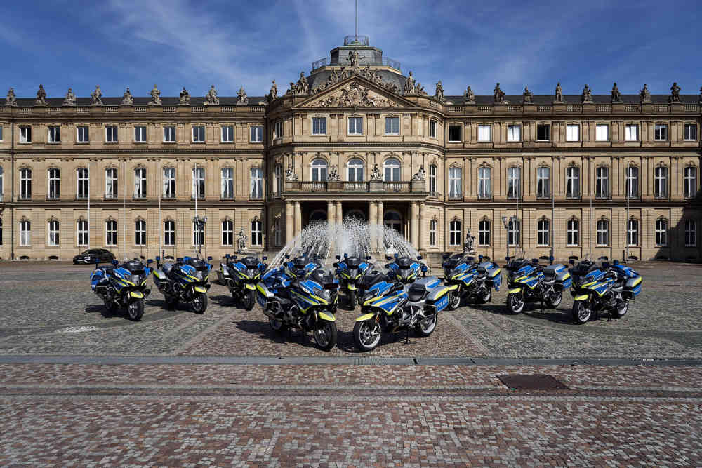 Übergabe der Polizeimotorräder vor dem Neuen Schloss (Foto: Steffen Schmid)