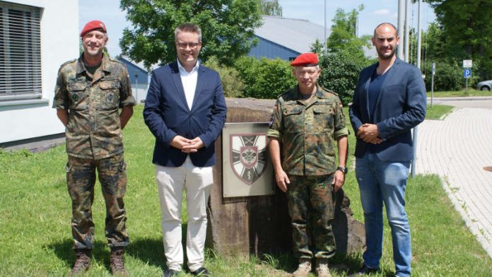 v.l.: Oberst i.G. Saalow, Dr. Lindner, Kommandeur Oberst Schiff und Dr. Bayaz (Foto: Bundeswehr)
