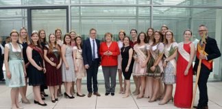 Die Hoheiten zusammen mit Angela Merkel und Thomas Gebhart. (Foto: Achim Melde)