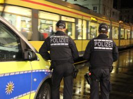 Zur Stärkung des subjektiven Sicherheitsgefühls führten die Verkehrsbetriebe und das Polizeipräsidium Karlsruhe in der Nacht von Freitag auf Samstag eine weitere Schwerpunktkontrolle durch. (Foto: VBK)