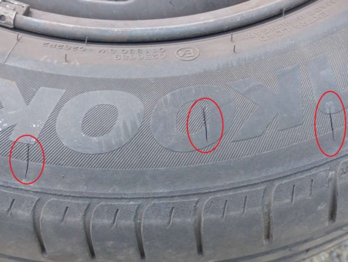 Einstichstellen an einem Reifen (Foto: Polizei RLP)