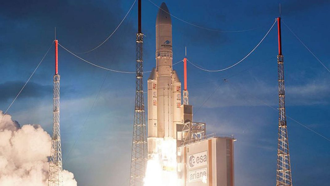 Am 6. August 2019 um 21:30 Uhr Mitteleuropäischer Sommerzeit (16:30 Uhr Ortszeit Kourou) startete eine Ariane-5-Trägerrakete mit dem ersten eigenen Satelliten des europäischen Datenrelaissystems EDRS in den geostationären Orbit. (Foto: Arianespace.)