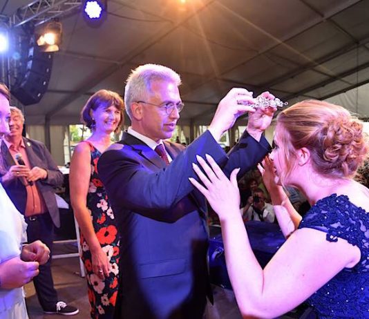 Oberbürgermeister Peter Feldmann kürt die neue Apfelweinkönigin Sissy I (Foto: Rainer Rüffer)
