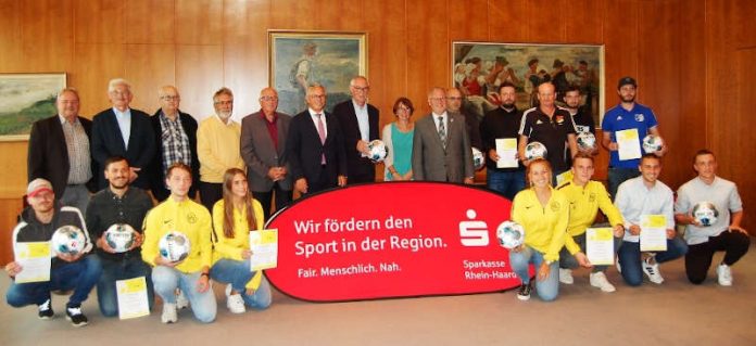 Preisübergabe an die Gewinner des Fair-Play-Wettbewerbes bei der Sparkasse Rhein-Haardt (Foto: Sparkasse Rhein-Haardt)