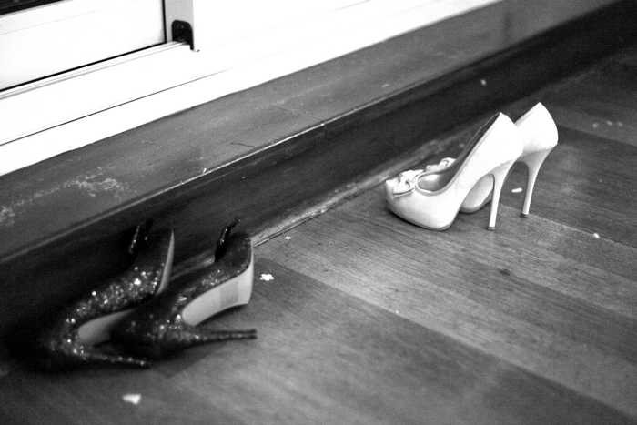 Symbolbild, Bekleidung, Damen, Schuhe weiss, Schuhe schwarz, Stöckelschuhe © on Pixabay