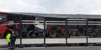 Auf dem Sattelzug, der von den Niederlanden in den Irak fahren sollte, befanden sich zwei mittels Schneidbrenner durchtrennte Sattelzugmaschinen, sowie vier katastrophal gesicherte LKW-Motoren samt ihren Getrieben. (Foto: Polizei RLP)