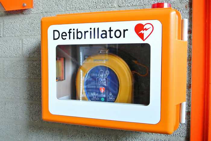 Symbolbild, Erste Hilfe, Defibrilator, Notfall © Tanja-Denise Schantz on Pixabay