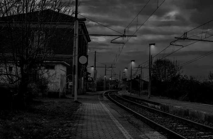 Symbolbild, Zug, Bahnhof, klein, Dorf, Bahnhofsgebaeude, Schienen, Nacht, Daemmerung © on pixabay