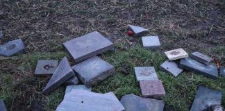 Die am Feldweg entsorgten Grabplatten vom Geinsheimer Friedhof