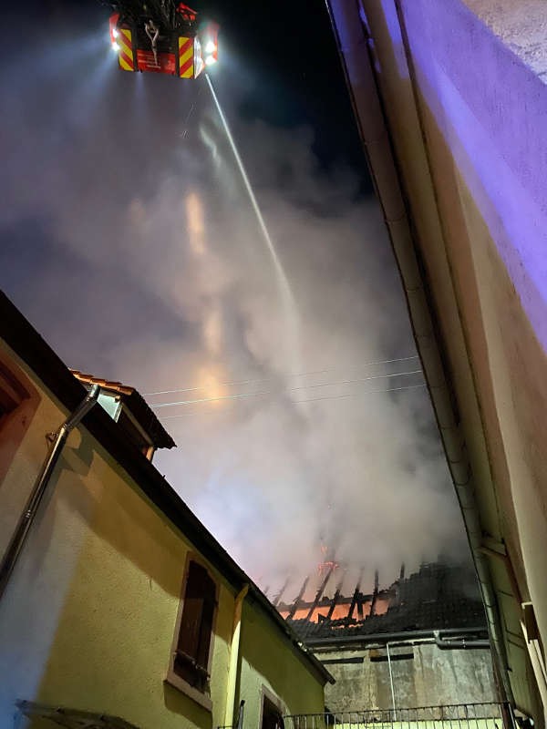 Das Gebäude stand in Vollbrand (Foto: Presseteam Feuerwehr VG Edenkoben)