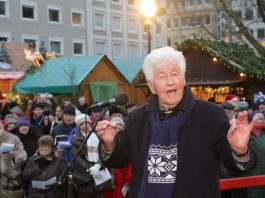 Zum Weihnachtssingen gastiert Gotthilf Fischer am Nikolaustag auf dem Karlsruher Christkindlesmarkt und verteilt den weltgrößten Dambedei an die Besucherinnen und Besucher. (Foto: Stadt Karlsruhe)