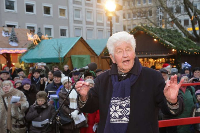 Zum Weihnachtssingen gastiert Gotthilf Fischer am Nikolaustag auf dem Karlsruher Christkindlesmarkt und verteilt den weltgrößten Dambedei an die Besucherinnen und Besucher. (Foto: Stadt Karlsruhe)