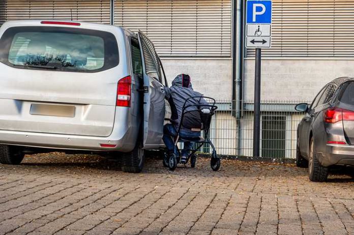 Parken auf einem Behindertenparkplatz - So ist es richtig