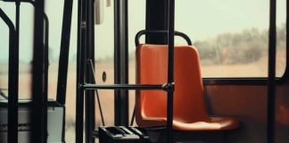 Symbolbild, Bus, Ausgangstüre Vorne, 1 Sitz, Tag © on Pixabay