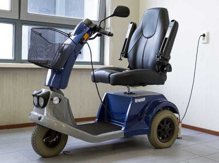 Symbolbild, Fortbewegung, Mobilität, Elektro-Rollstuhl, E-Scooter © Sabine van Erp on pixabay