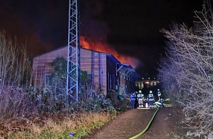 Eine Güterhalle brannte (Foto: Polizei RLP)