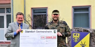 Übergabe der Spendensammlung (Foto: Bundeswehr/OSG Sven Waschke)