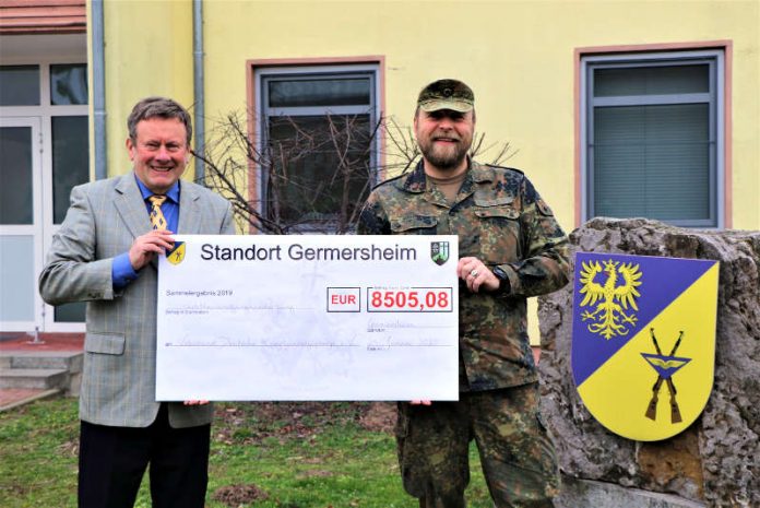 Übergabe der Spendensammlung (Foto: Bundeswehr/OSG Sven Waschke)