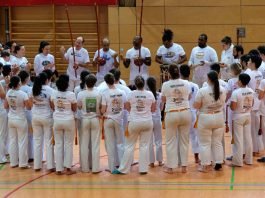 Die Capoeira-"Roda" - in diesem Kreis findet das gemeinsame Spiel zweier Capoeiristas statt (Foto: Uwe Böse)