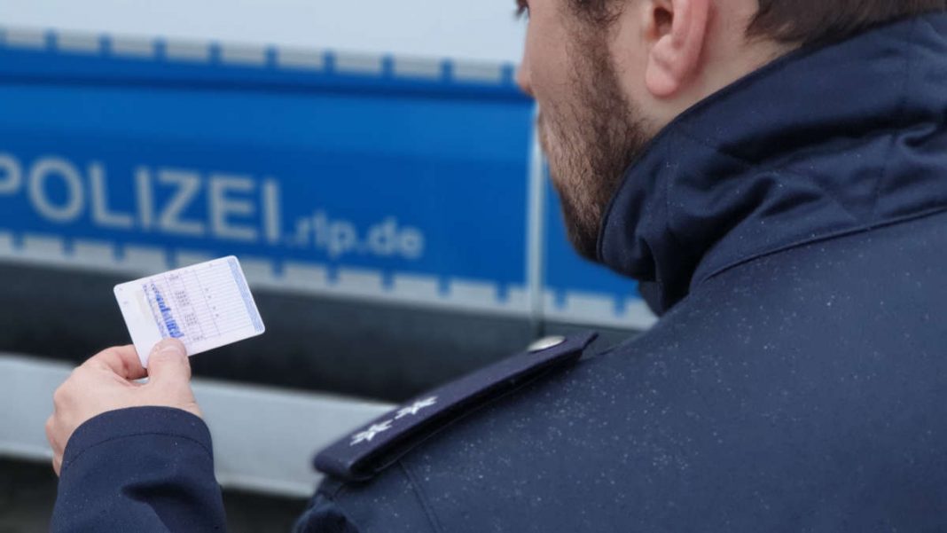 Symbolbild Polizist Polizei RLP Führerschein (Foto: Polizei RLP)