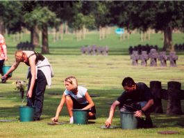 Internationale Jugendbegegnung auf der Kriegsgräberstätte La Cambe (Foto: Volksbund Deutsche Kriegsgräberfürsorge)