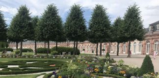 Der Barockgarten von Schloss Schwetzingen ist nach französischem Vorbild geometrisch-symmetrisch angelegt. (Foto: Staatsanzeiger für Baden-Württemberg GmbH & Co. KG, Petra Schaffrodt)