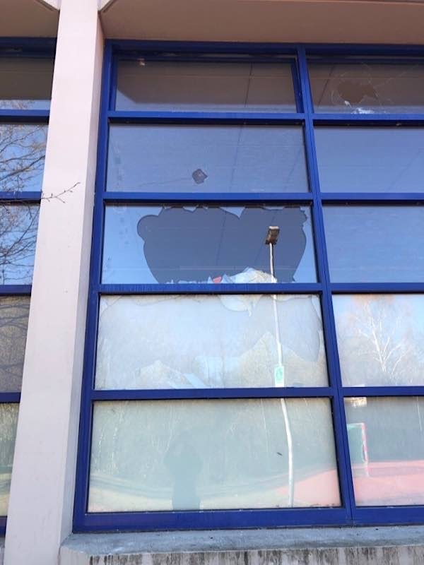 Beschädigte Fensterscheiben (Foto: Polizei RLP)