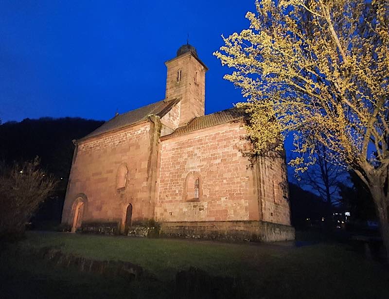 Erstrahlt in warm-weißem Licht: Nikolauskapelle bei Klingenmünster (Foto: LANZ Manufaktur Germany GmbH)